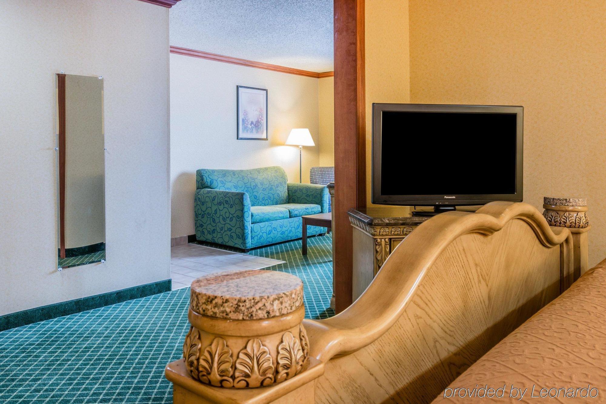 Quality Inn & Suites Detroit Metro Airport Romulus Exterior foto